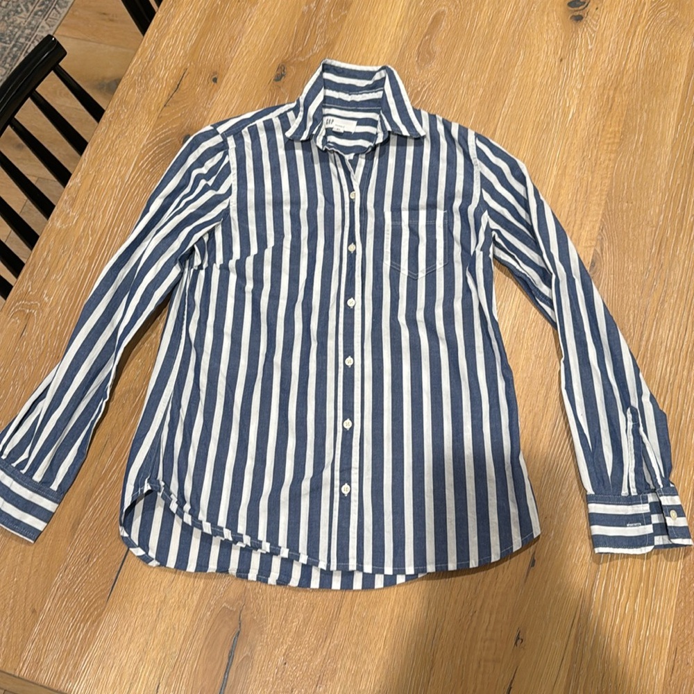 Gap women’s blue/white cotton button down